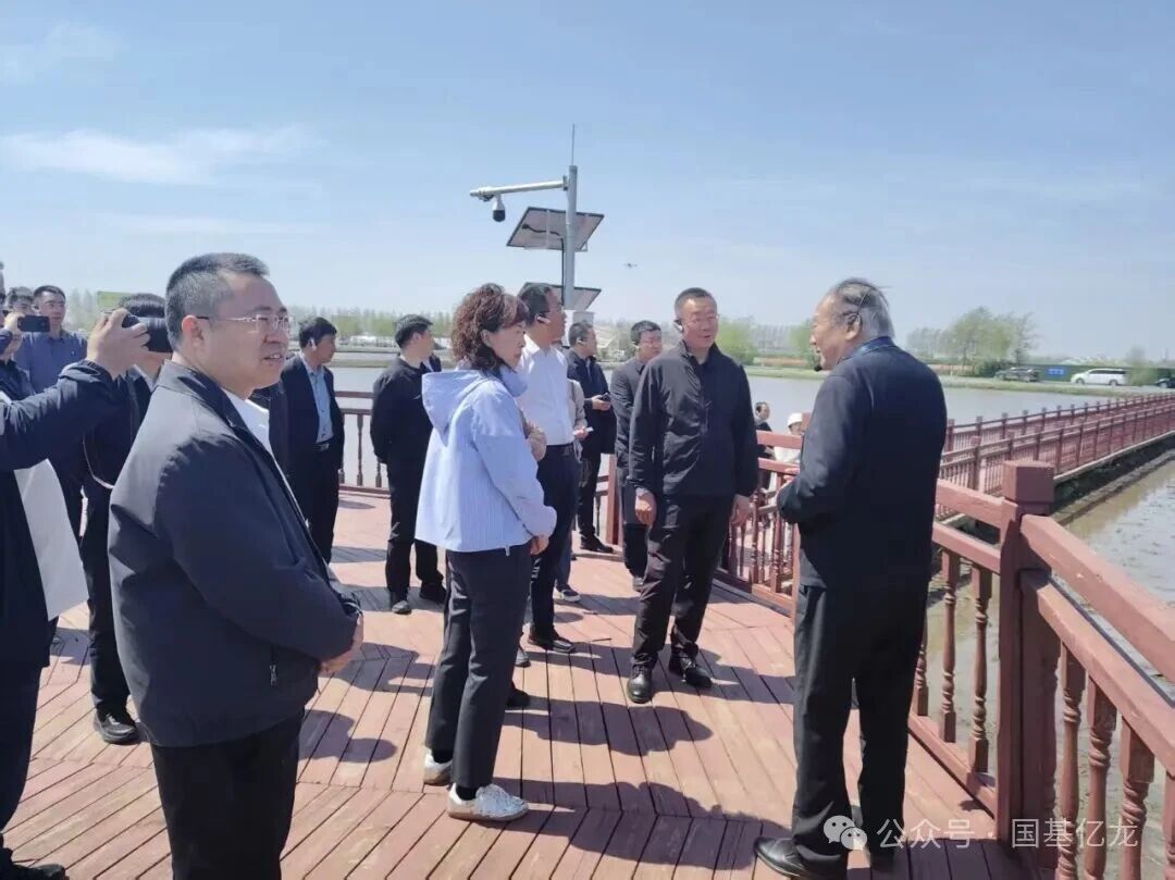 哈尔滨市智慧农业暨智能化插秧现场会在方正县安乐万亩智慧农场隆重召开。国基亿龙邀请中国工程院院士、华南农业大学教授、博士生导师罗锡文及团队共同出席，与众多专家学者、政企代表齐聚一堂，共探智慧农业发展路径，共促农业科技成果转化。